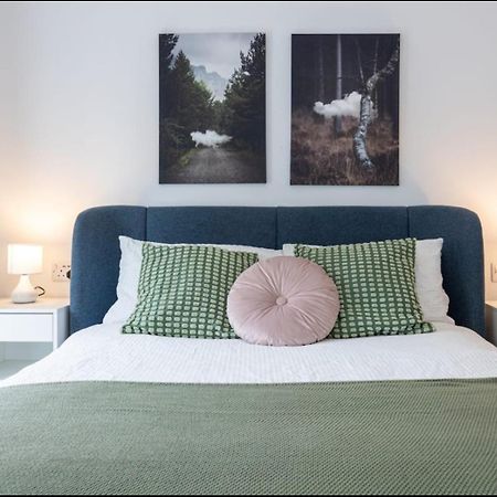 Elegance Retreat - 2 Bed Holiday Home With Parking Манчестър Екстериор снимка