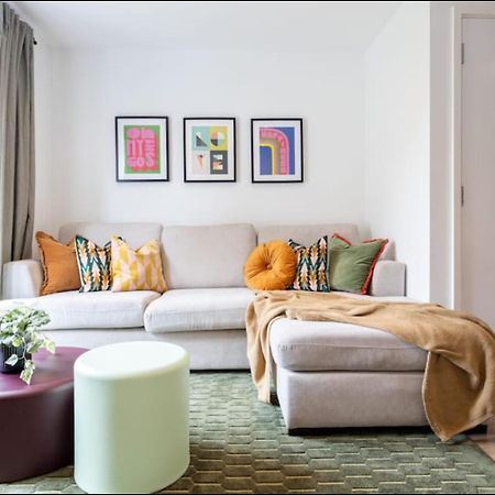 Elegance Retreat - 2 Bed Holiday Home With Parking Манчестър Екстериор снимка