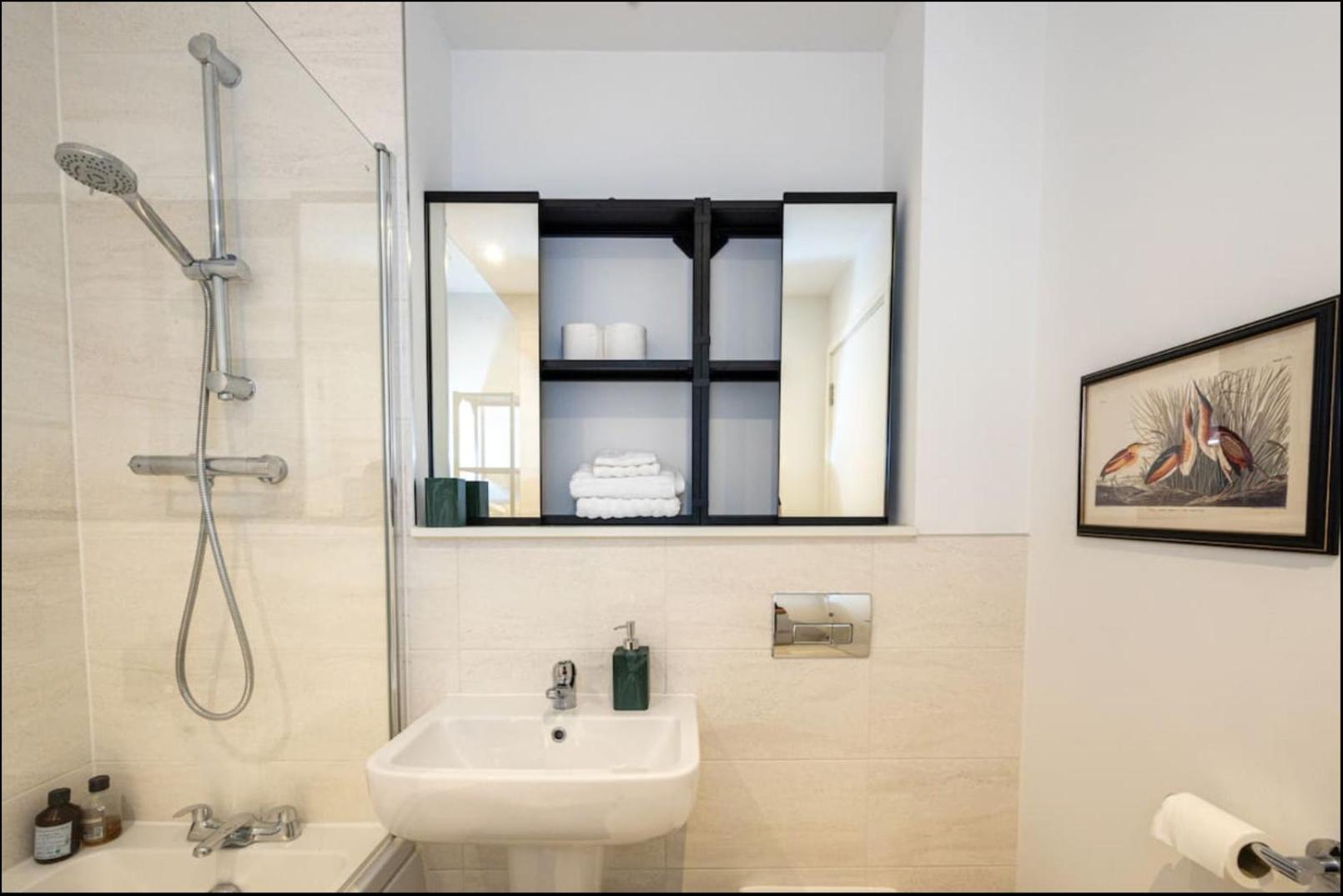 Elegance Retreat - 2 Bed Holiday Home With Parking Манчестър Екстериор снимка