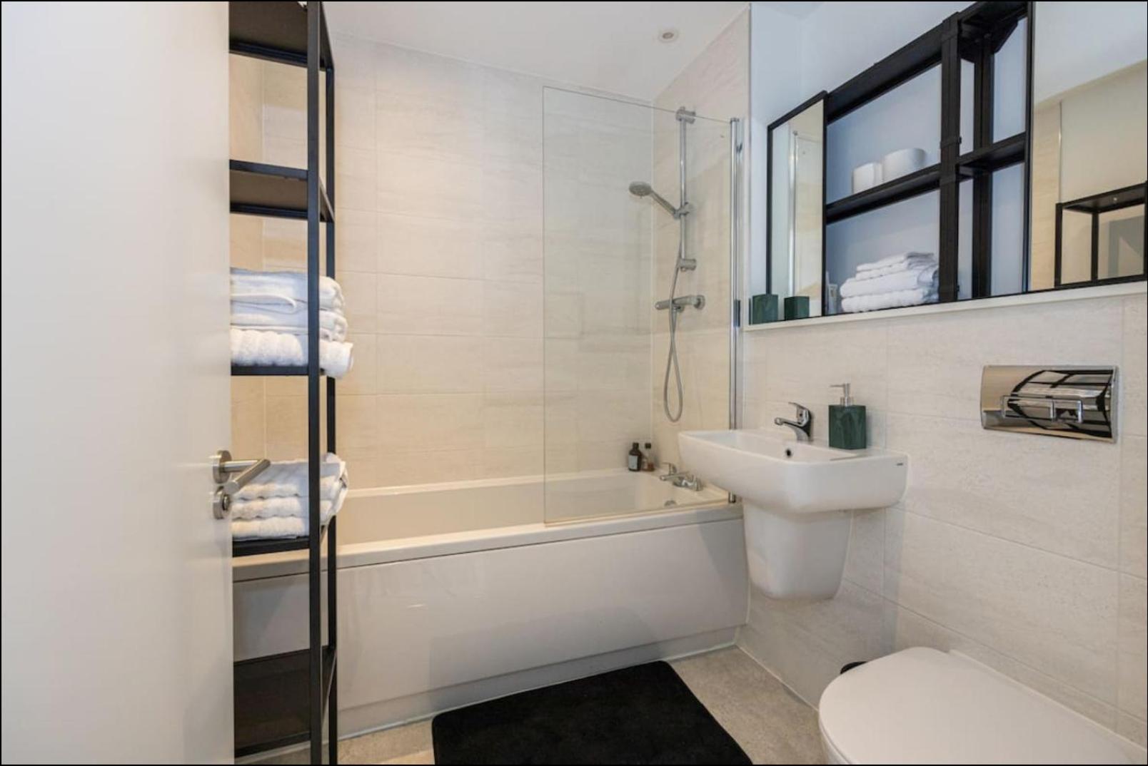 Elegance Retreat - 2 Bed Holiday Home With Parking Манчестър Екстериор снимка