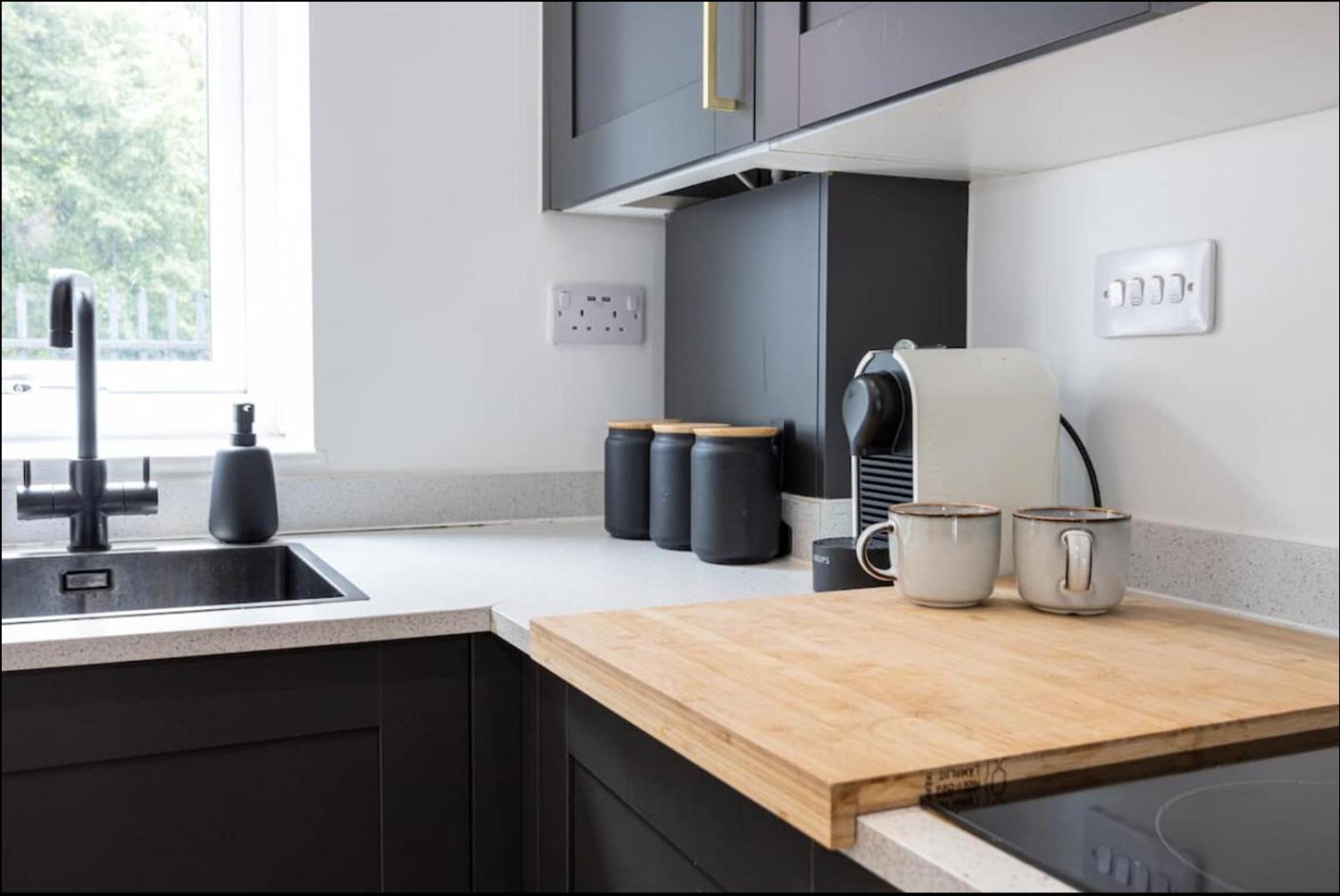 Elegance Retreat - 2 Bed Holiday Home With Parking Манчестър Екстериор снимка